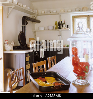 Cucina con aga e il peperoncino rosso in primo piano sul tavolo di legno Foto Stock