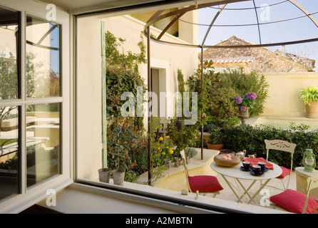 Giardino sul tetto/ cortile del tradizionale provenzale villa, Francia Foto Stock