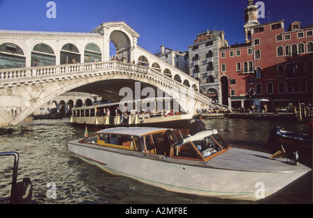 Il ponte di rialto con una gondola che passa sotto Venezia Italia Foto Stock