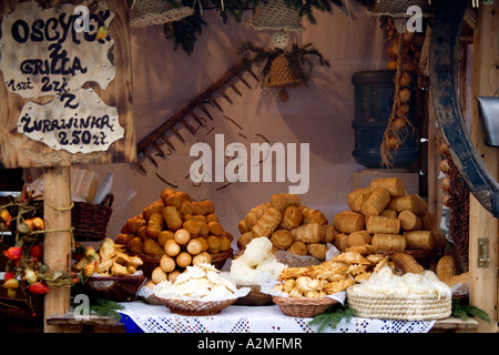 Cracovia Cracovia Mercatino di Natale in stallo la Polonia oscypek oscypki sheeps affumicato formaggio polacchi tradizionali specialità alimentari Foto Stock