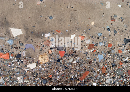 Dettaglio della sabbia e ciottoli sulle rive del fiume Tamigi foreshore. Londra, Inghilterra Foto Stock