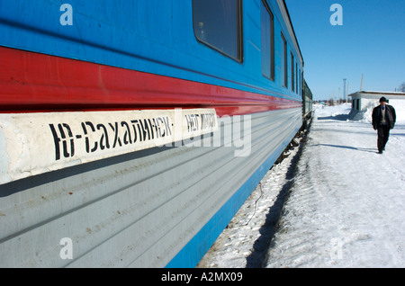 Dettaglio della vettura ferroviaria su Yuzhno Sakhalinsk a Nogliki ferrovia a scartamento ridotto isola Sakhalin in Russia 2005 Foto Stock