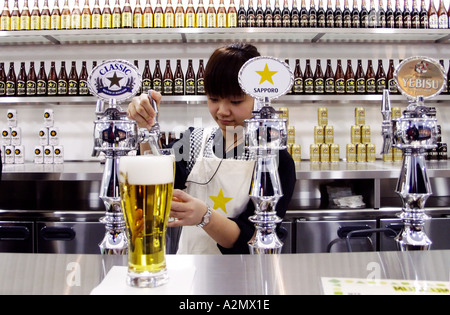 Il barista versa la birra fresca presso il bar i visitatori in originale Sapporo birra birreria in Sapporo Hokkaido 2005 Foto Stock