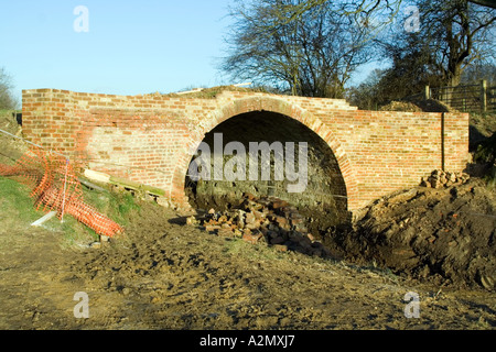 Restauro del ponte sul Wilts & Berks Canal. Foto Stock