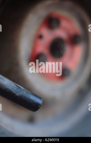 Scooter scarico nella parte anteriore della ruota posteriore Foto Stock