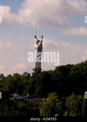 Ucraina Kiev madre del paese nativo monumento in memoria 1983 alberi ed edifici 2004 Foto Stock