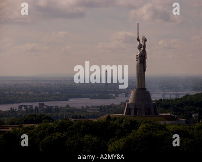 Ucraina Kiev madre del paese nativo monumento in memoria 1983 alberi ed edifici vista della città sul fiume Dnepr e Foto Stock