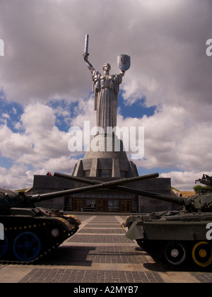 Ucraina Kiev madre del paese nativo monumentale memorial 1982 nella parte anteriore delle cisterne su un grande luogo 2004 Foto Stock