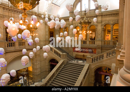 Floating Heads di Sophie Cave, una collezione di teste bianche con diverse espressioni Kelvingrove Art Gallery e Museum Glasgow Scotland Europe Foto Stock