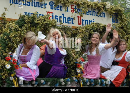 Sventolare le cameriere voce all'Oktoberfest Foto Stock