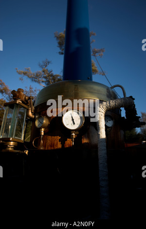 Battello a vapore gage controlli caldaia di riscaldamento di acqua di legno lucido antico artigianato vintage Foto Stock