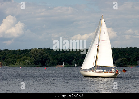 Barca a vela sul Wannlake; Germania Foto Stock