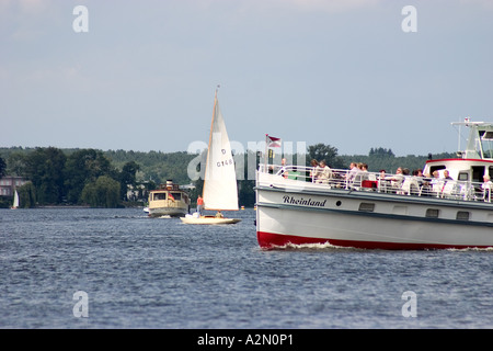 Barche a vela e barche a motore sul Wannlake; Germania Foto Stock