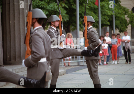 Oriente soldati tedeschi marciando a Berlino, 1989 Foto Stock