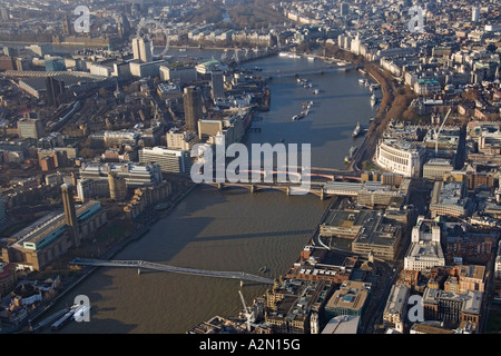 Vista aerea del Fiume Tamigi come passa attraverso Londra che mostra numerose città di ponti Foto Stock