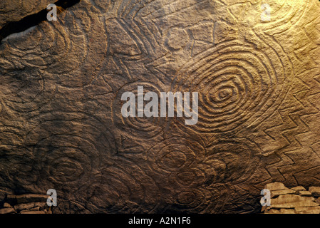 Newgrange prehistoric tumulo, Boyne Valley, Irlanda. Spirale intagliato e motivi chevron sul soffitto della camera centrale. Foto Stock