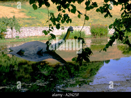 Mostro di Loch Ness modello in stagno al funzionario Mostro di Loch Ness Visitor Center a Drumnadrochit, Loch Ness, Scotland, Regno Unito Foto Stock