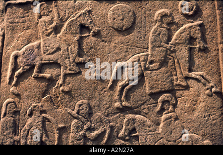 Celtic Pictish symbol lastra di pietra in dettaglio Aberlemno sagrato, Tayside, Scozia. Scena di battaglia con cavallo cavalleria e lancieri Foto Stock
