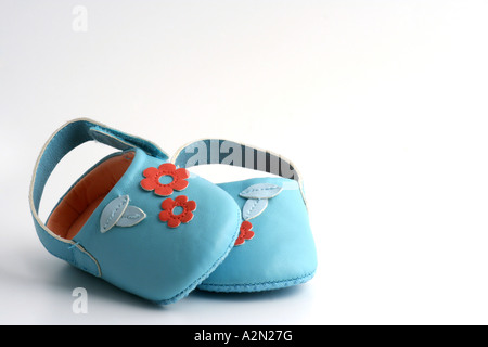 Coppia di baby ragazze scarpe color turchese. Foto Stock