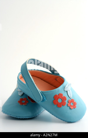 Coppia di baby ragazze scarpe color turchese. Foto Stock