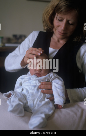 Osteopatia craniale sul neonato Foto Stock