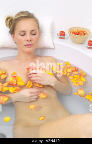 Angolo di Alta Vista della giovane donna nella vasca da bagno Foto Stock