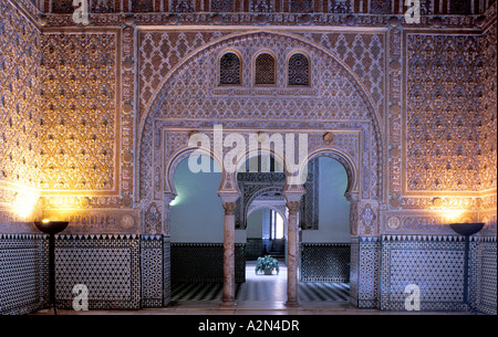 Lampade a olio bruciando vicino a archway, Siviglia, provincia di Siviglia, in Andalusia, Spagna Foto Stock