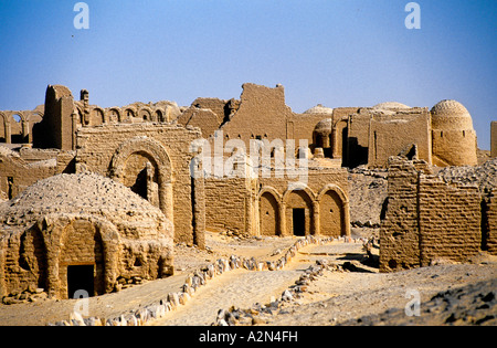 Case di fango nel deserto, Kharga oasi nel deserto libico, Egitto Foto Stock