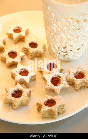 Close-up di a forma di stella i cookie e candelabro titolare sulla piastra Foto Stock