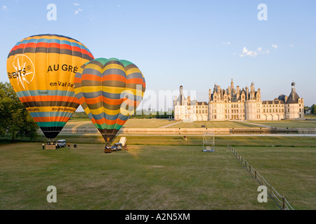 I palloni ad aria calda nella parte anteriore del castello Chateau de Chambord Loir-Et-Cher Francia Foto Stock