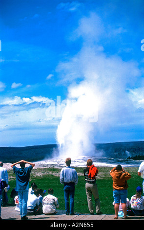 Parco i visitatori guarda geyser Old Faithful Parco Nazionale di Yellowstone Wyoming USA Foto Stock