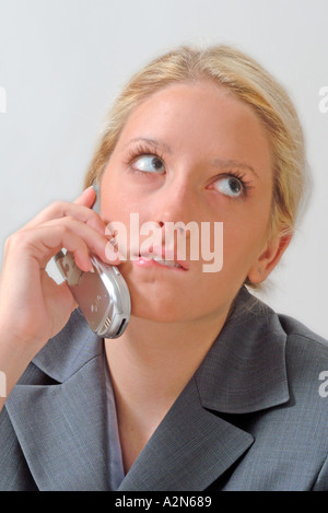 La donna nel business suit parlando al cellulare Foto Stock