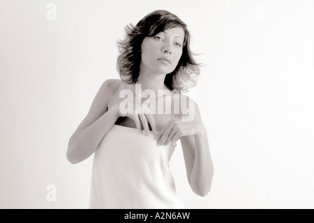 Close-up di giovane donna avvolta in asciugamano Foto Stock