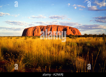 Le formazioni rocciose sul paesaggio, Uluru, Uluru-Kata Tjuta National Park, il Territorio del Nord, l'Australia Foto Stock
