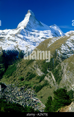 Vista aerea di case nel borgo, Zermatt, Mt Cervino, il Cantone del Vallese, Svizzera Foto Stock