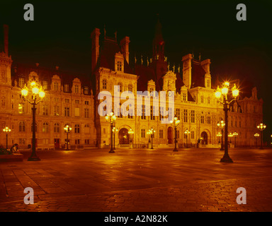 Edifici illuminata di notte, Hotel De la Ville di Parigi e dell' Ile-de-France, Francia Foto Stock