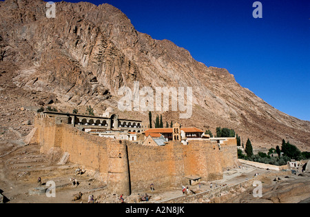 Antico monastero sul paesaggio arido, nel deserto del Sinai, Egitto Foto Stock