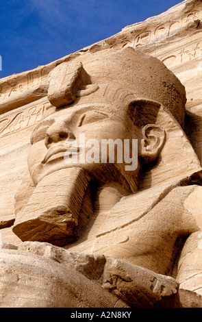 Basso angolo vista di Ramses II statua, il grande tempio di Ramses II, Abu Simbel Egitto Foto Stock