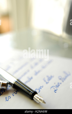 Close-up di penna stilografica sulla lettera d'amore Foto Stock