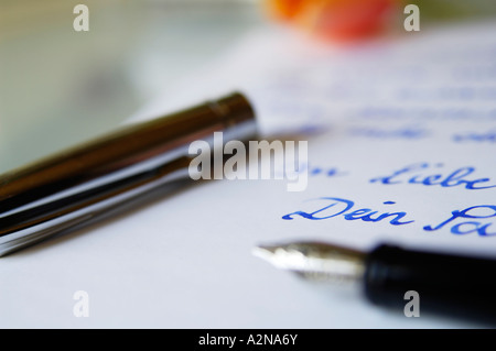 Close-up di penna stilografica sulla lettera d'amore Foto Stock