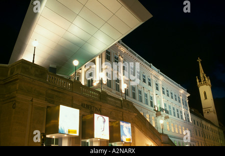 Basso angolo di visione di un museo Albertina, Innere Stadt, Vienna, Austria Foto Stock