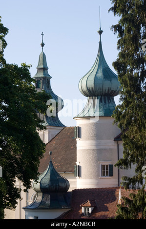 Alberi nella parte anteriore del castello Il castello di Artstetten, Wachau, Austria Inferiore, Austria Foto Stock