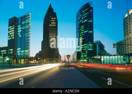 Il traffico su strada al tramonto, Beisheim Center, il Sony Center, Kollhoff Tower, Potsdamer Platz, Berlin, Germania Foto Stock