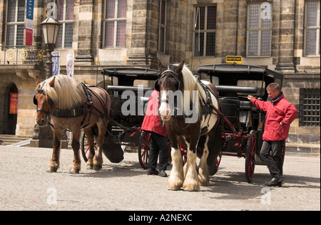 Carrozza in attesa per i turisti in Piazza Dam in Amsterdam, Paesi Bassi Foto Stock