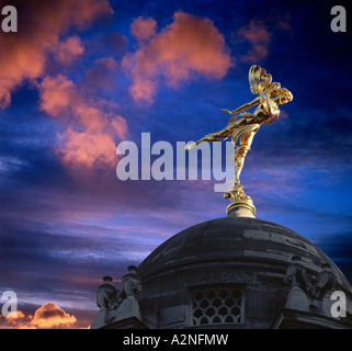 Statua dorata sopra Bank of England City of London REGNO UNITO Foto Stock