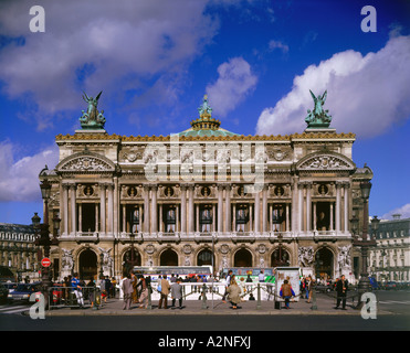 Persone di fronte alla opera house Foto Stock