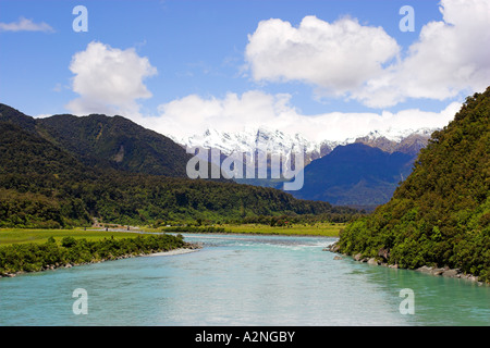 Fiume che scorre dalle Alpi del Sud sulla South Island, in Nuova Zelanda. Foto Stock