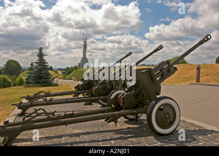 Ucraina Kiev madre del paese nativo monumentale memorial 1982 nella parte anteriore dei cannoni su un grande luogo cielo blu e nuvole park 2004 Foto Stock