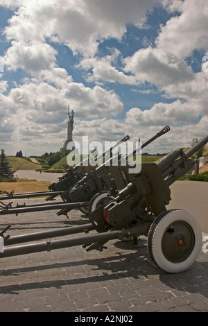 Ucraina Kiev madre del paese nativo monumentale memorial 1982 nella parte anteriore dei cannoni su un grande luogo cielo blu e nuvole park 2004 Foto Stock