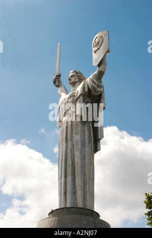 Ucraina Kiev madre del paese nativo monumentale memorial 1982 realizzata in acciaio spada e scudo shining close up blu cielo con Foto Stock